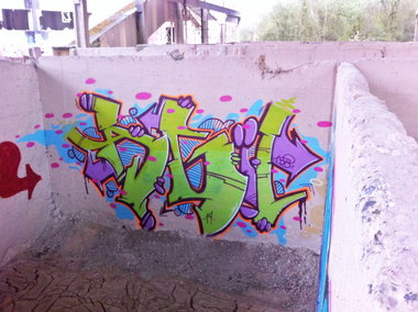 Graffiti Bombing - Photo by fragil - agil