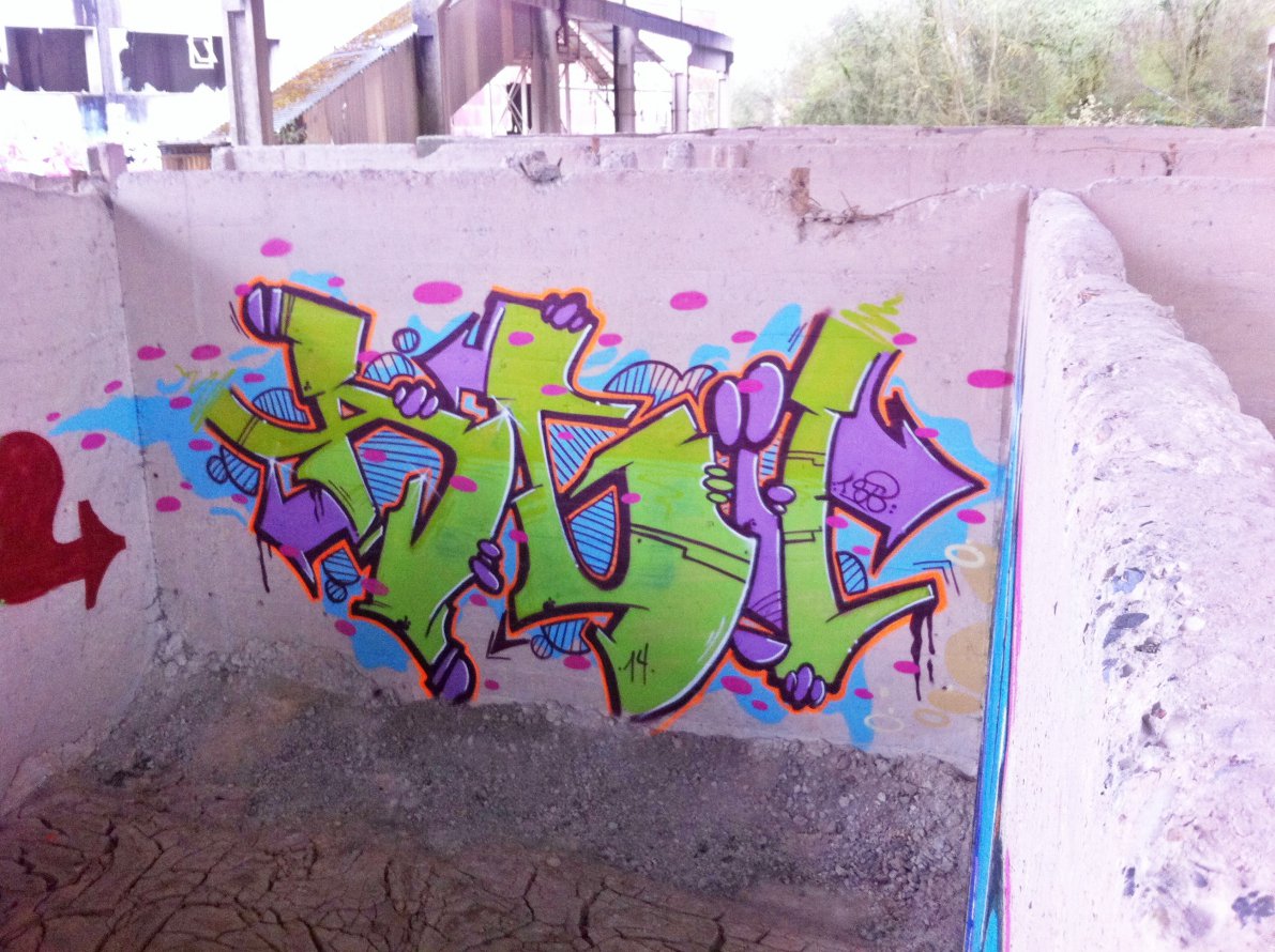 Graffiti Bombing - Photo by fragil - agil