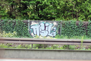 Graffiti Bombing - Photo by fragil - agil