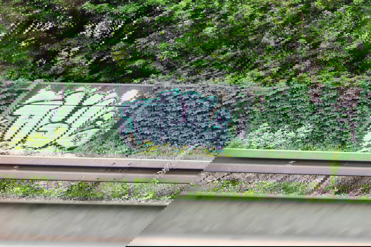 Graffiti Bombing - Photo by fragil - agil