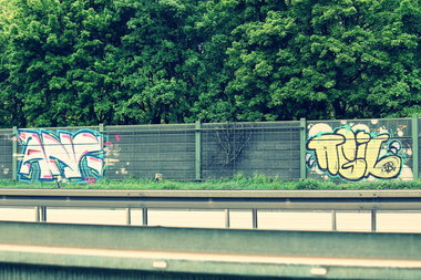 Graffiti Bombing - Photo by fragil - anc, agil