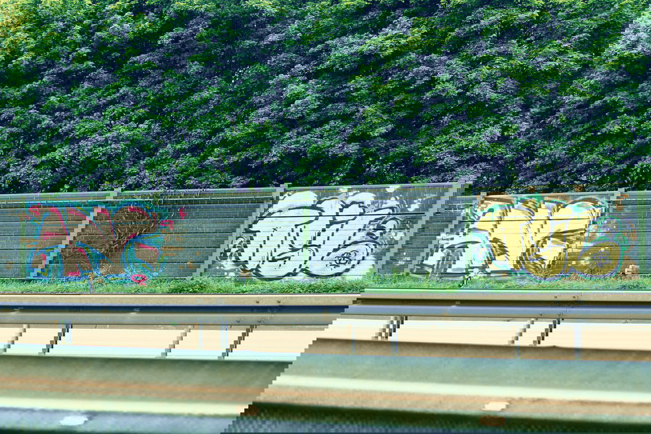 Graffiti Bombing - Photo by fragil - anc, agil