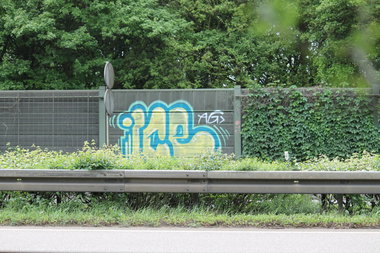 Graffiti Bombing - Photo by fragil - anc, ice, ag