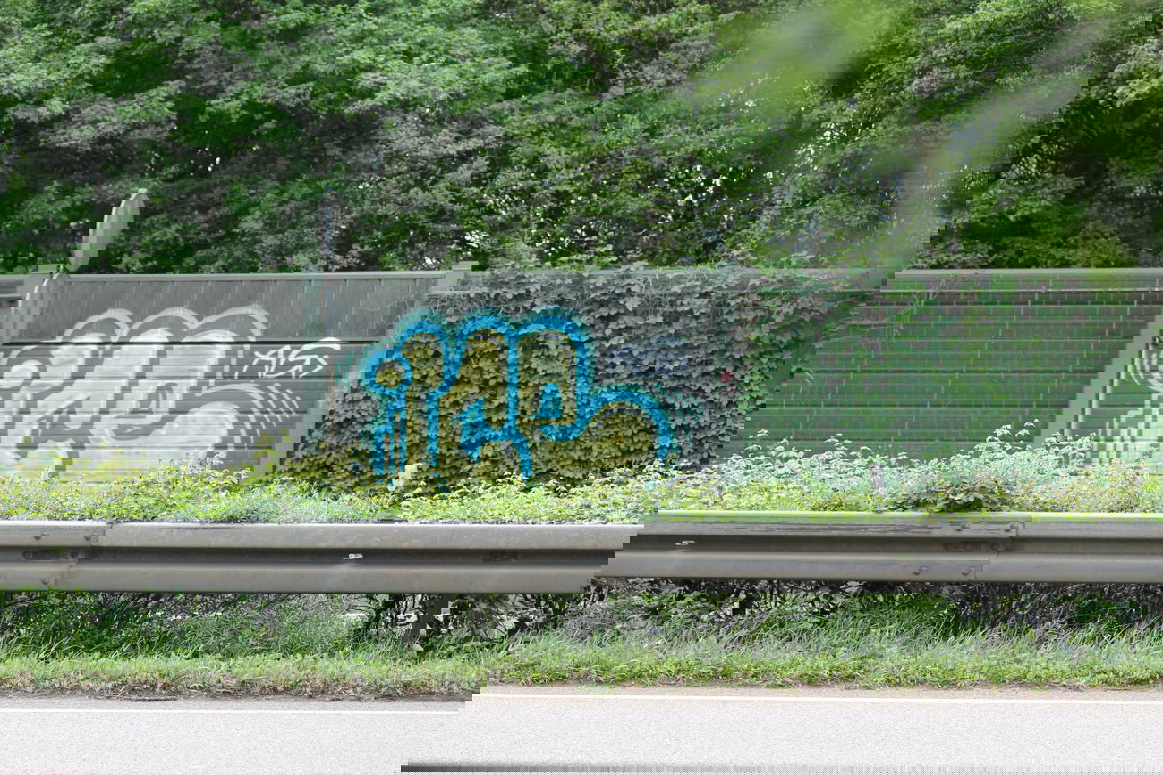 Graffiti Bombing - Photo by fragil - anc, ice, ag