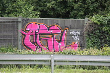 Graffiti Bombing - Photo by fragil - agil