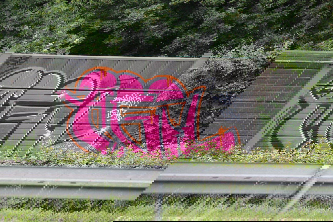 Graffiti Bombing - Photo by fragil - agil