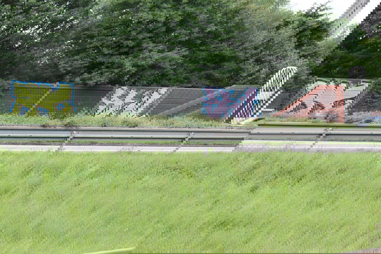 Graffiti Bombing - Photo by fragil - anc, agil