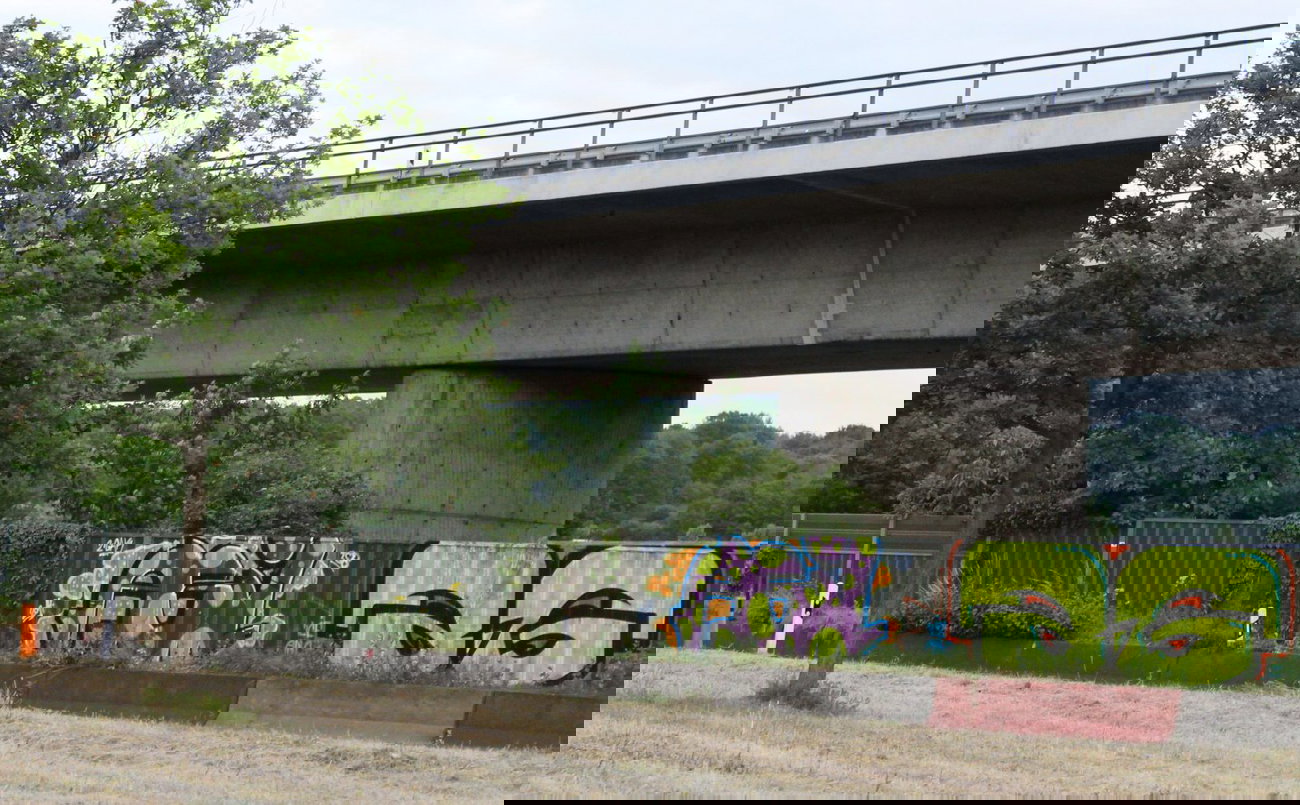 Graffiti Bombing - Photo by fragil - Agil, AG