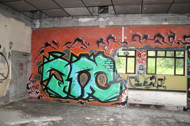 Graffiti Bombing - Photo by fragil - ANC, crew