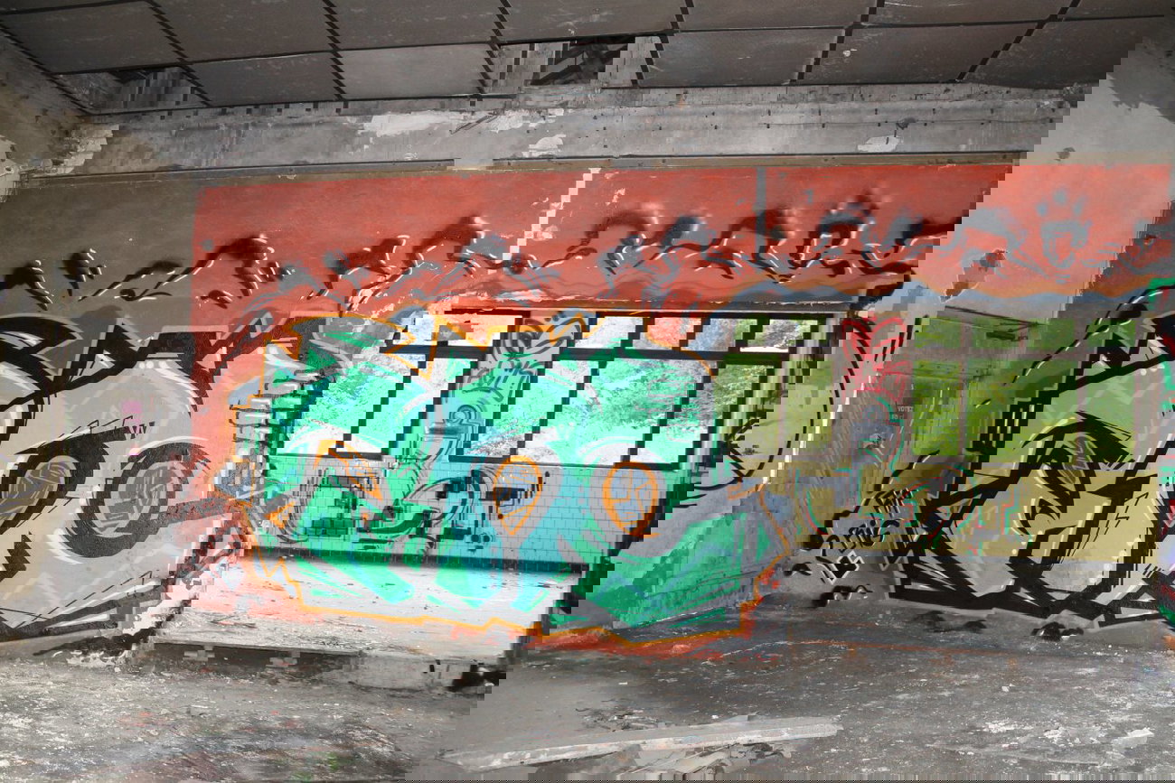 Graffiti Bombing - Photo by fragil - ANC, crew