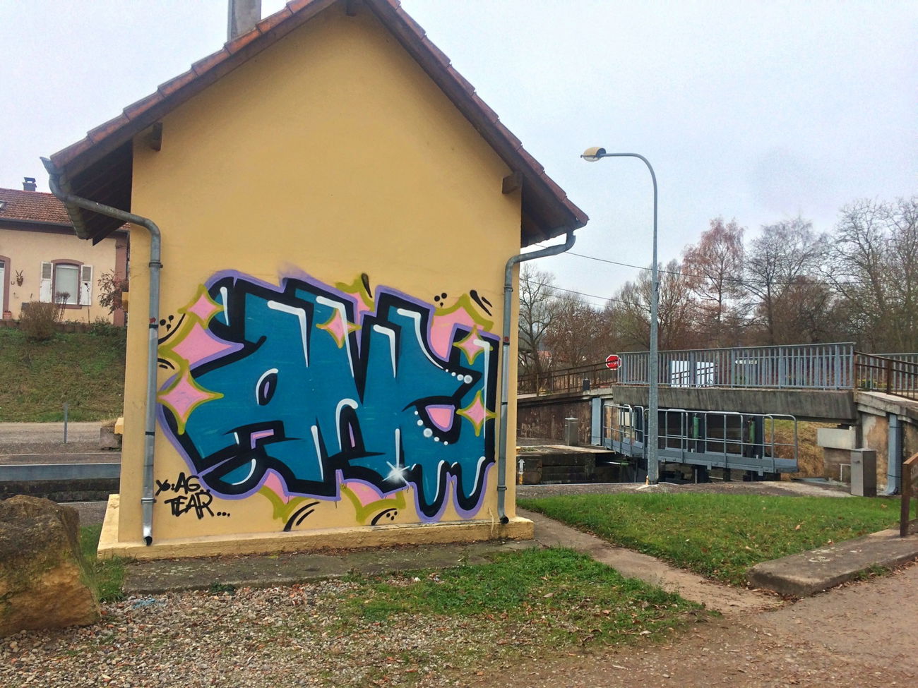 Graffiti Bombing - Photo by fragil - ANC