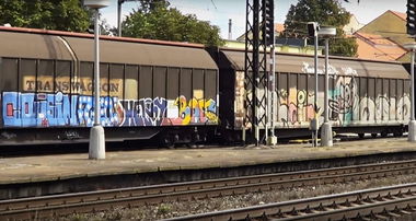 Graffiti Train in Česko - Photo by freightraffic - cousin, helry, bof (2015)