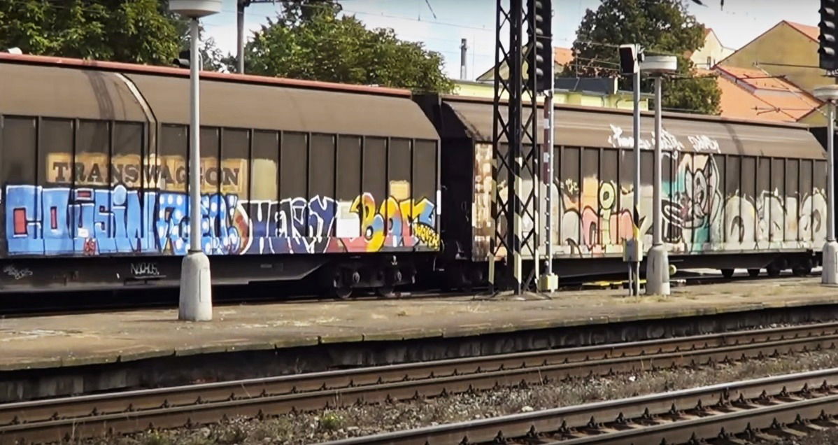 Graffiti Train in Česko - Photo by freightraffic - cousin, helry, bof (2015)