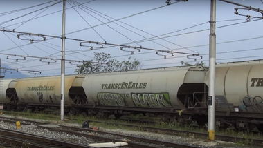 Graffiti Train in Česko - Photo by freightraffic - kosmo, plash, transcereales