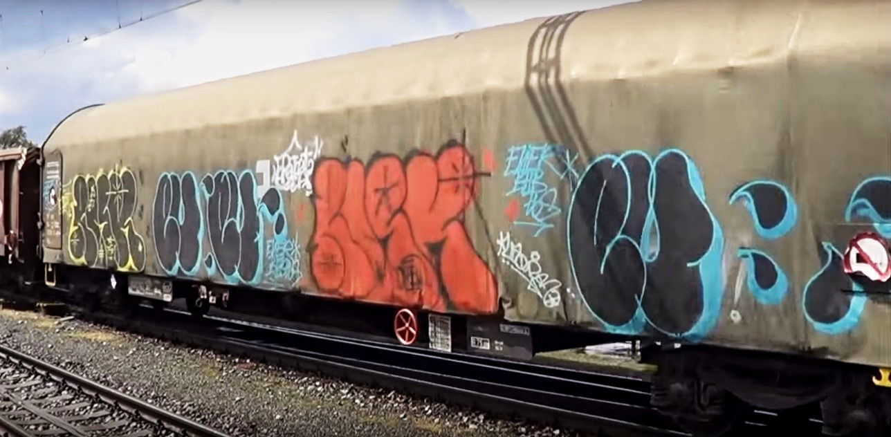Graffiti Train in Česko - Photo by freightraffic - risk, eu, throw