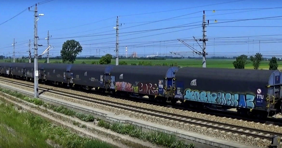 Graffiti Train in Česko - Photo by freightraffic - debil, core, korn (2015)