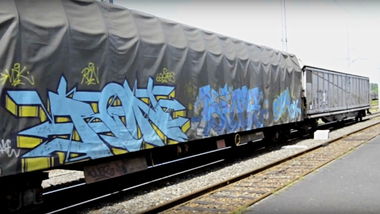 Graffiti Train in Francie - Photo by freightraffic - ron, freight, fret (2016)