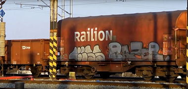 Graffiti Train in Bordovice - Photo by freightraffic - kiss, bazer, railion