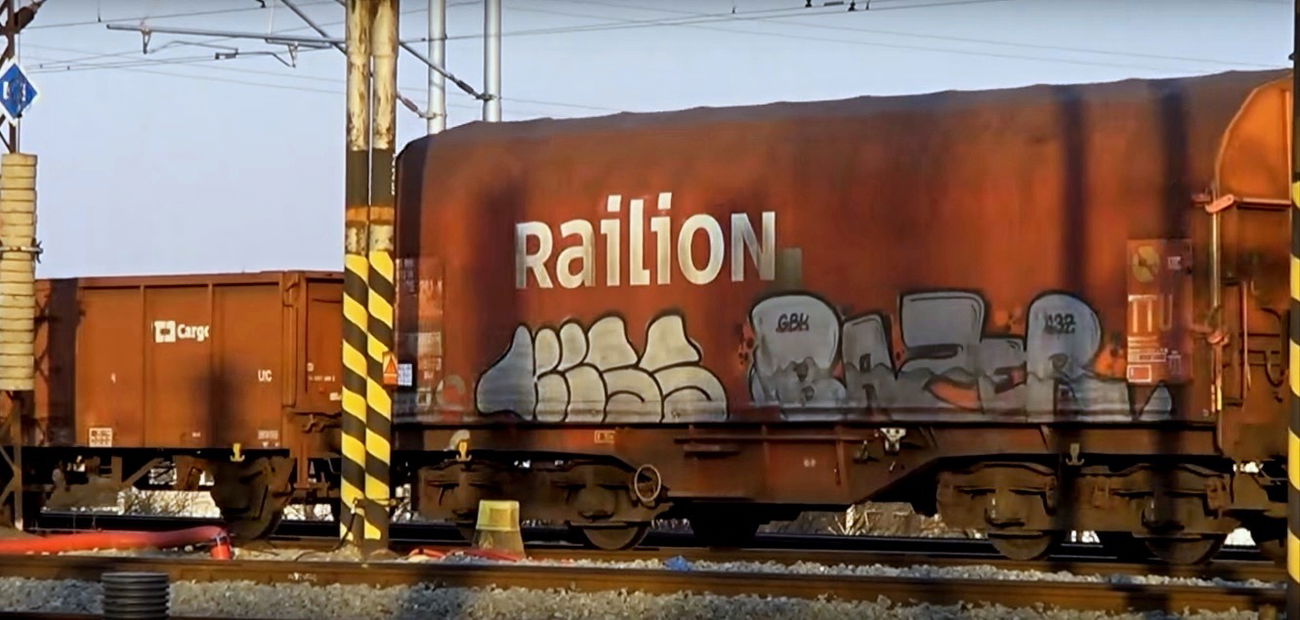 Graffiti Train in Bordovice - Photo by freightraffic - kiss, bazer, railion