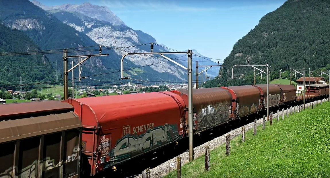Graffiti Train in Švýcarsko - Photo by freightraffic - stero, mountains, freight (2017)