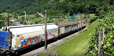 Graffiti Train in Švýcarsko - Photo by freightraffic - e2e, colors, freight (2017)