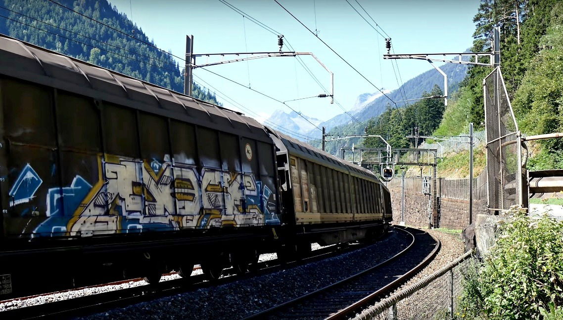 Graffiti Train in Gossau (sg) - Photo by freightraffic - nature, mountains, freight (2017)