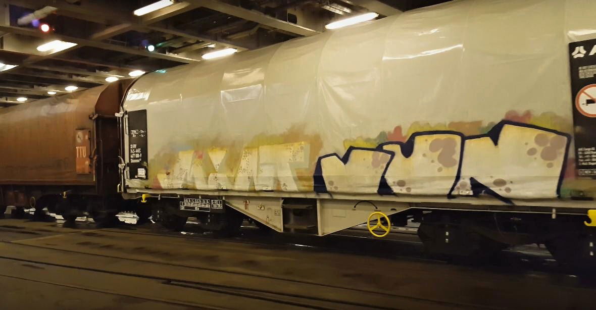 Graffiti Train in Rostock - Photo by freightraffic - mint, vun, fr8 (2016)