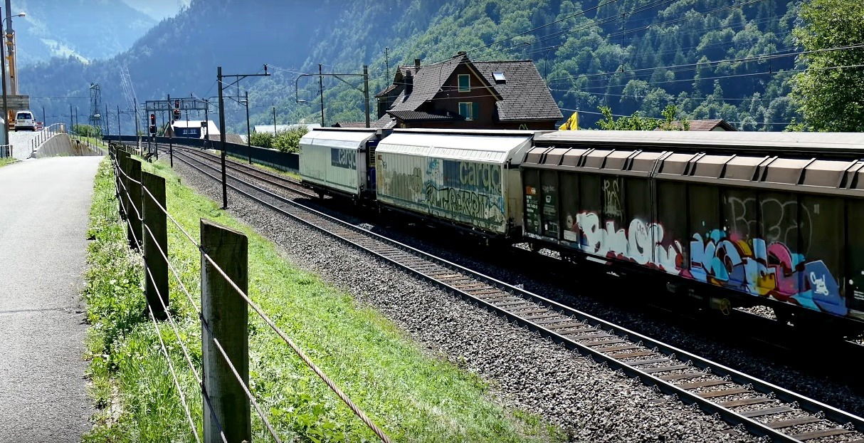 Graffiti Train in Švýcarsko - Photo by freightraffic - graffiti, mountains, fret (2017)
