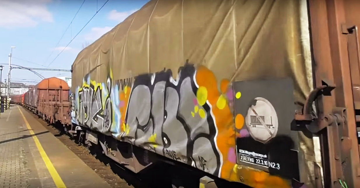 Graffiti Train in Ostrava - Photo by freightraffic - ipk, chroms, fret (2015)