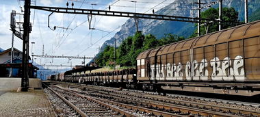 Graffiti Train in Švýcarsko - Photo by freightraffic - jay, bee, cee (2017)