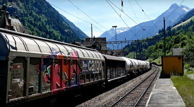 Graffiti Train in Švýcarsko - Photo by freightraffic - knx, t2b, fret (2017)