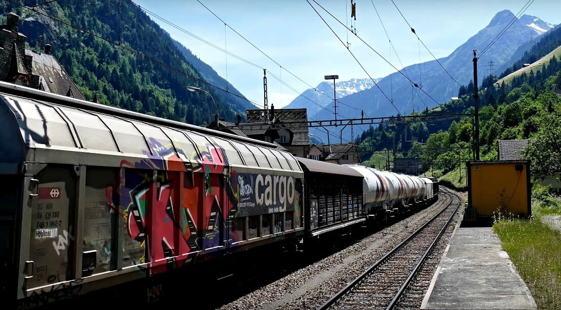 Graffiti Train in Švýcarsko - Photo by freightraffic - knx, t2b, fret (2017)