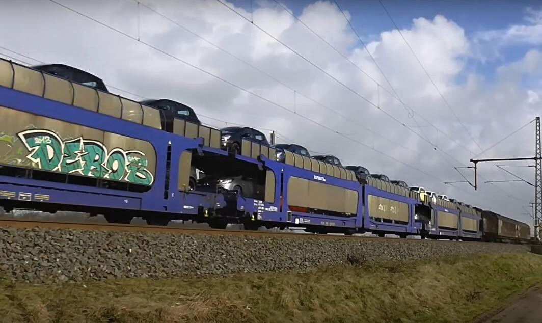 Graffiti Train in Německo - Photo by freightraffic - derob, fr8, freight (2016)