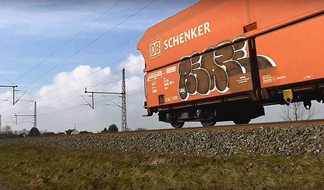 Graffiti Train in Německo - Photo by freightraffic - reaze, throw, up (2016)