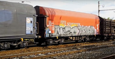 Graffiti Train in Plzeň - Photo by freightraffic - moet, peso, fret (2015)