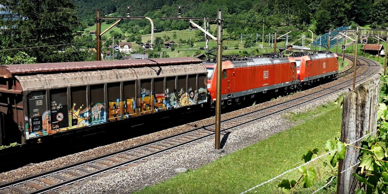 Graffiti Train in Švýcarsko - Photo by freightraffic - alex, fret, fr8 (2017)