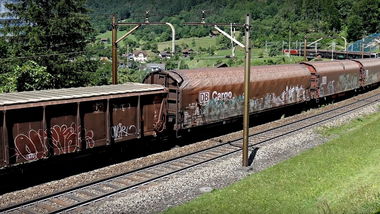Graffiti Train in Švýcarsko - Photo by freightraffic - over1, fret, freight (2017)