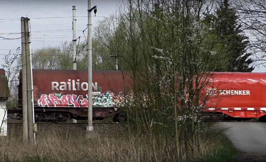 Graffiti Train in Jistebník - Photo by freightraffic - wrong, fret (2016)