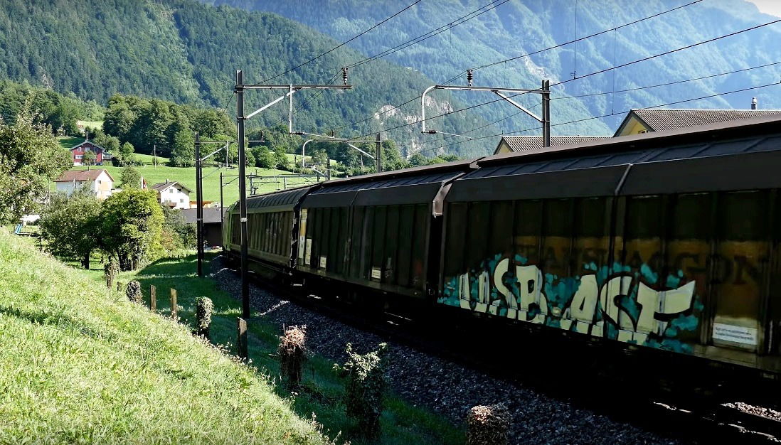 Graffiti Train in Švýcarsko - Photo by freightraffic - usb, asf, freight (2017)