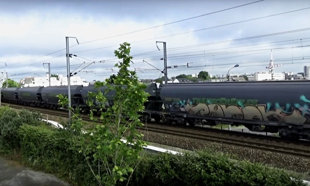 Graffiti Train in Francie - Photo by freightraffic - ponak, fret, fr8 (2016)