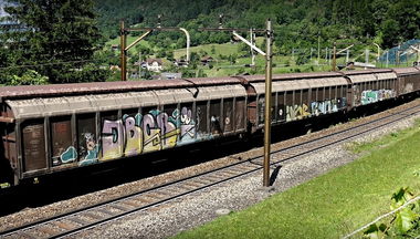 Graffiti Train in Švýcarsko - Photo by freightraffic - jbcb, fret, fr8 (2017)