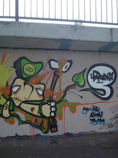 Graffiti Wall - Photo by funkytoyshit - heroin, macht, cool