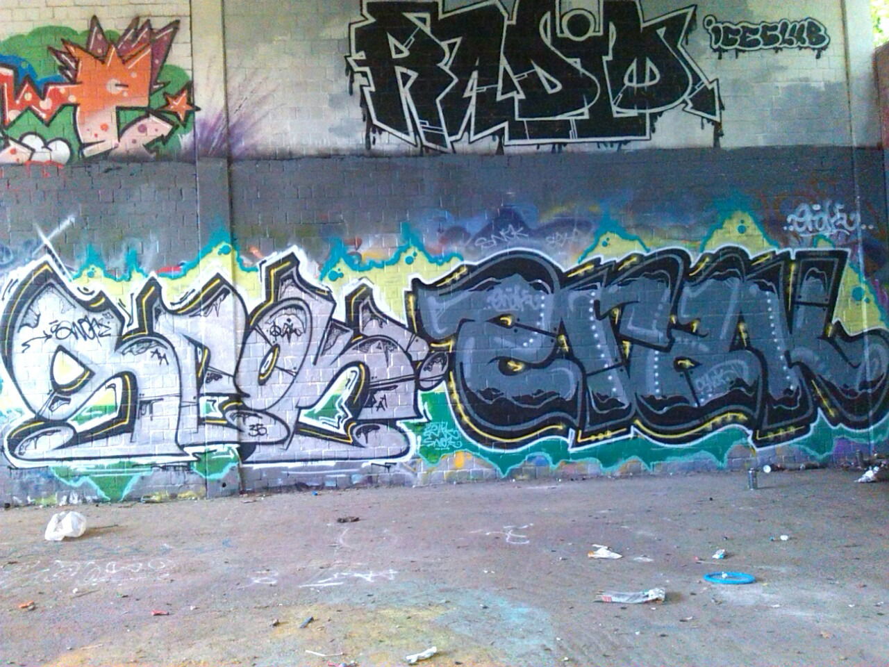 Graffiti Wall - Photo by futlocker - snok, erak