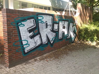 Graffiti Wall - Photo by futlocker - erak, akos