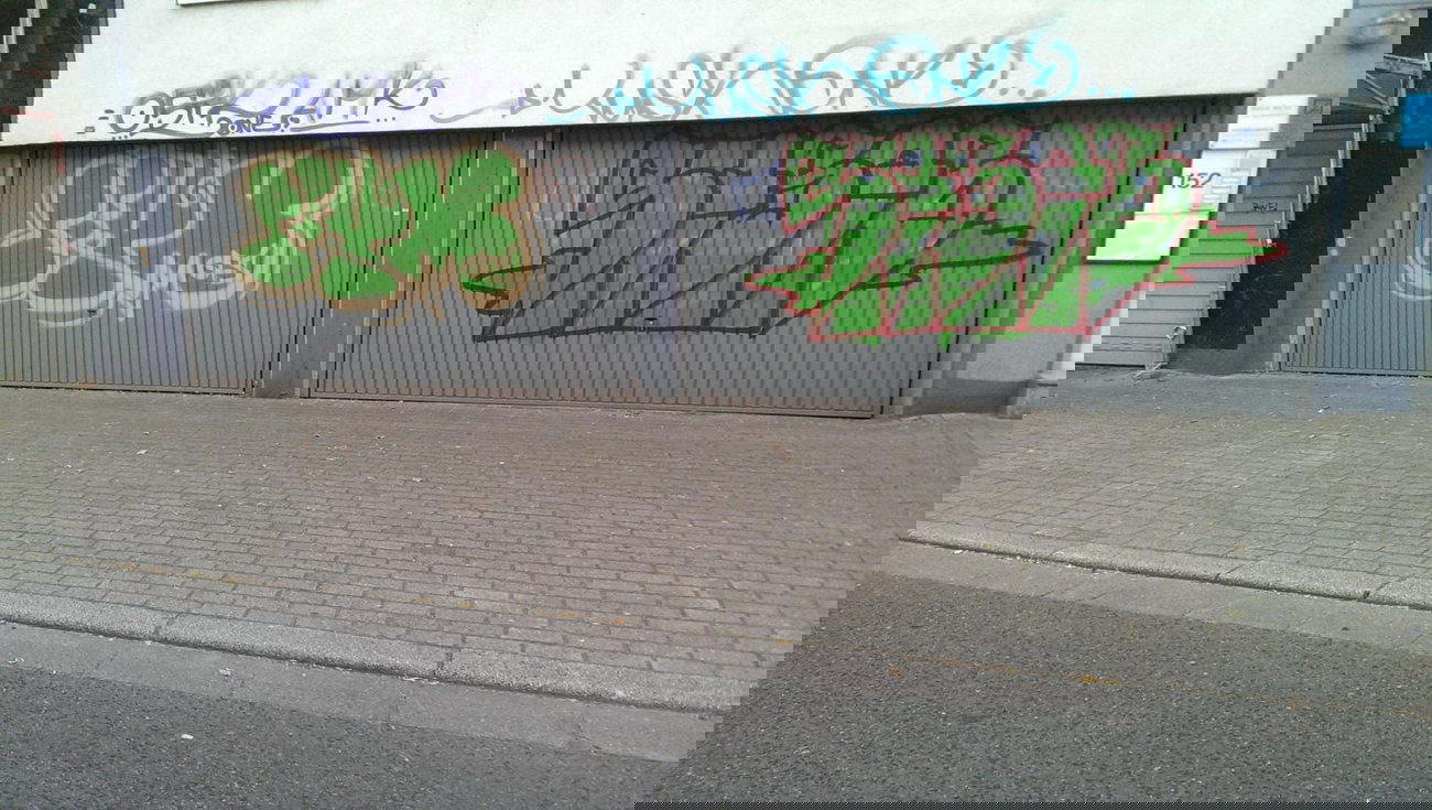 Graffiti Bombing in Essen - Photo by gartenzwerg - seym, ...