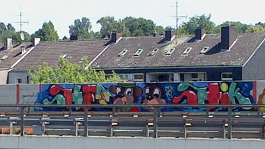 Graffiti Bombing in Berlin - Photo by gartenzwerg - shet, shik