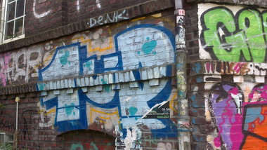 Graffiti Bombing - Photo by gartenzwerg - 1up