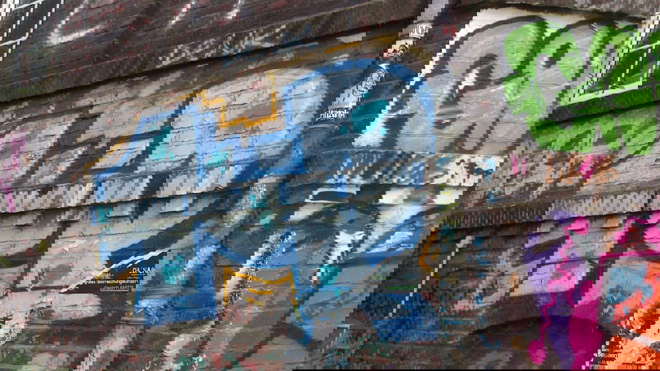 Graffiti Bombing - Photo by gartenzwerg - 1up