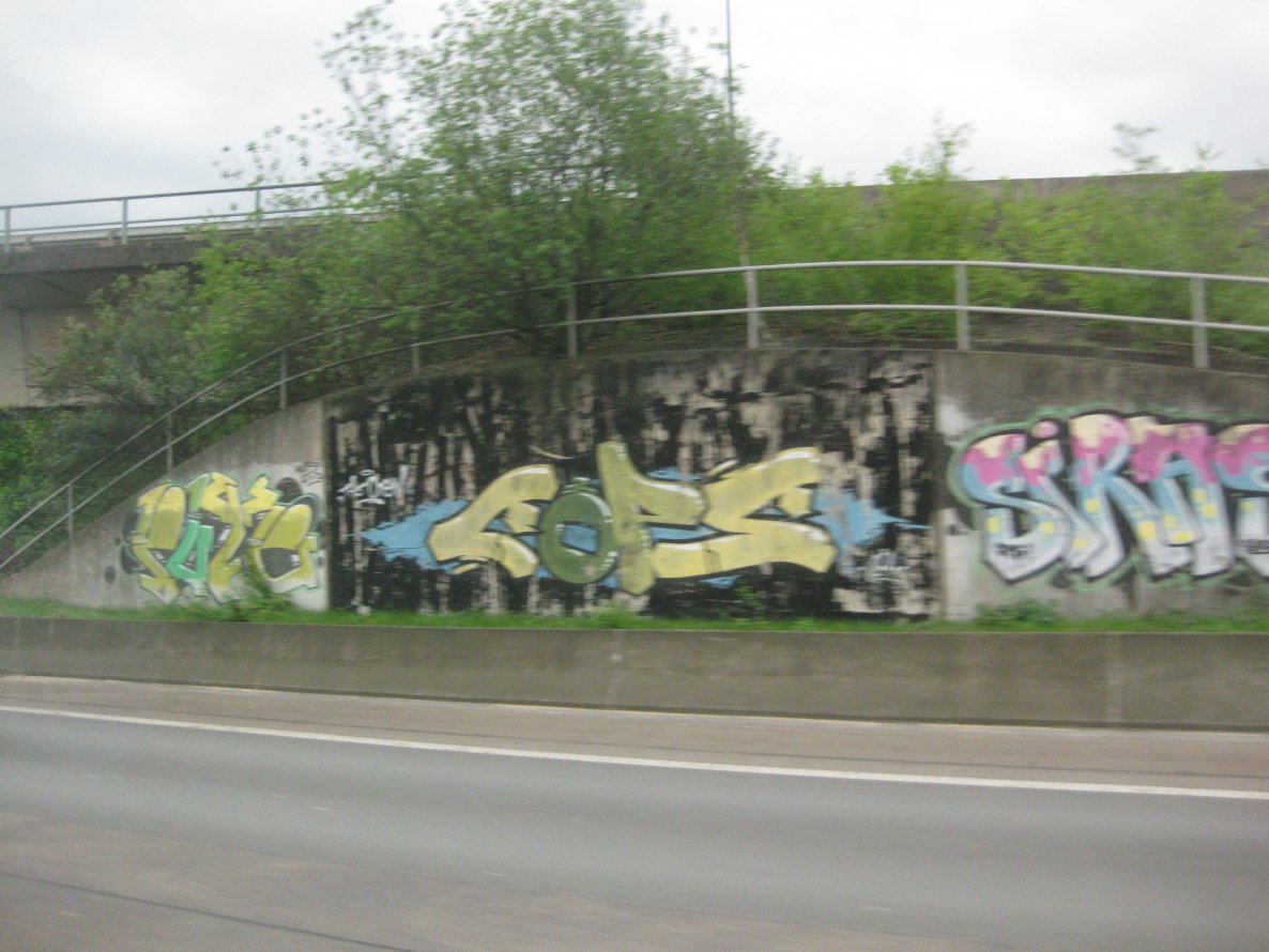 Graffiti Wall - Photo by gartenzwerg - Pute, Cops, Siras