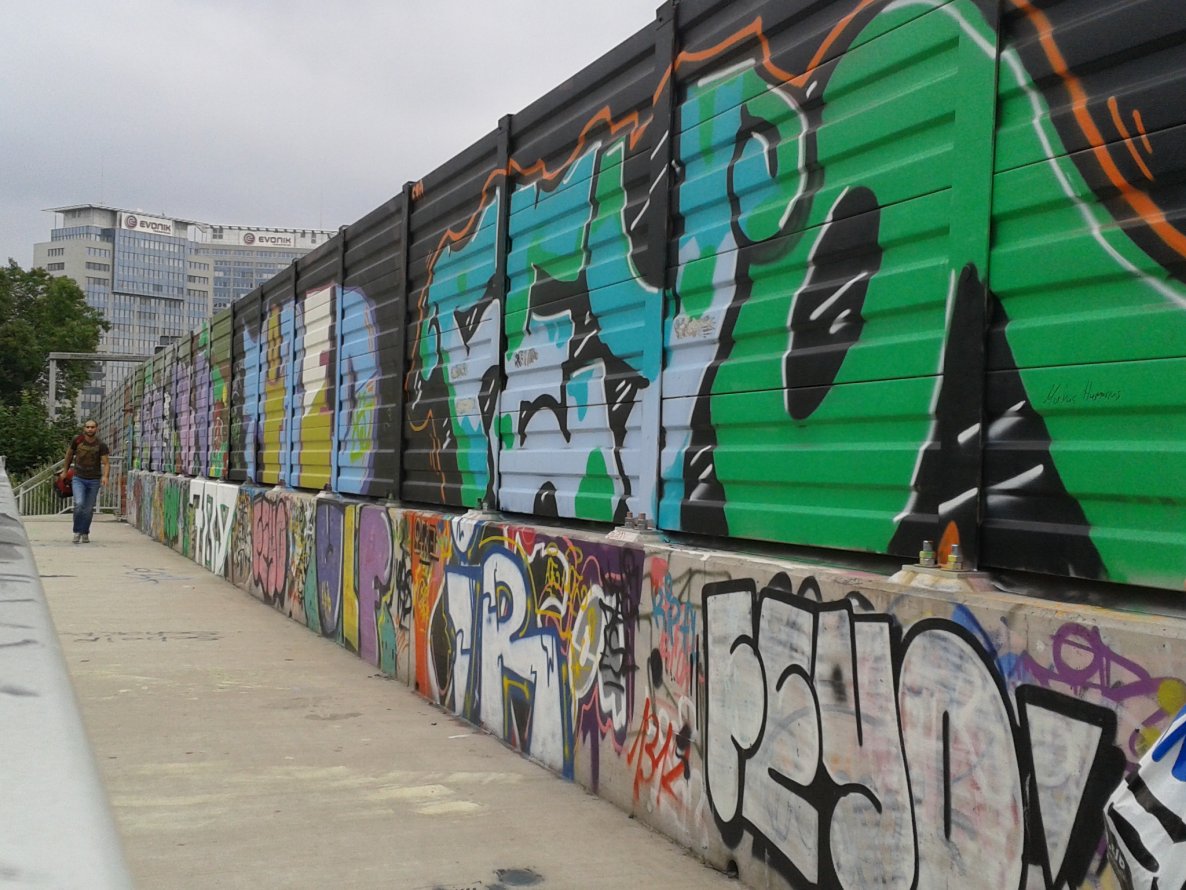 Graffiti Wall - Photo by gartenzwerg - feyo
